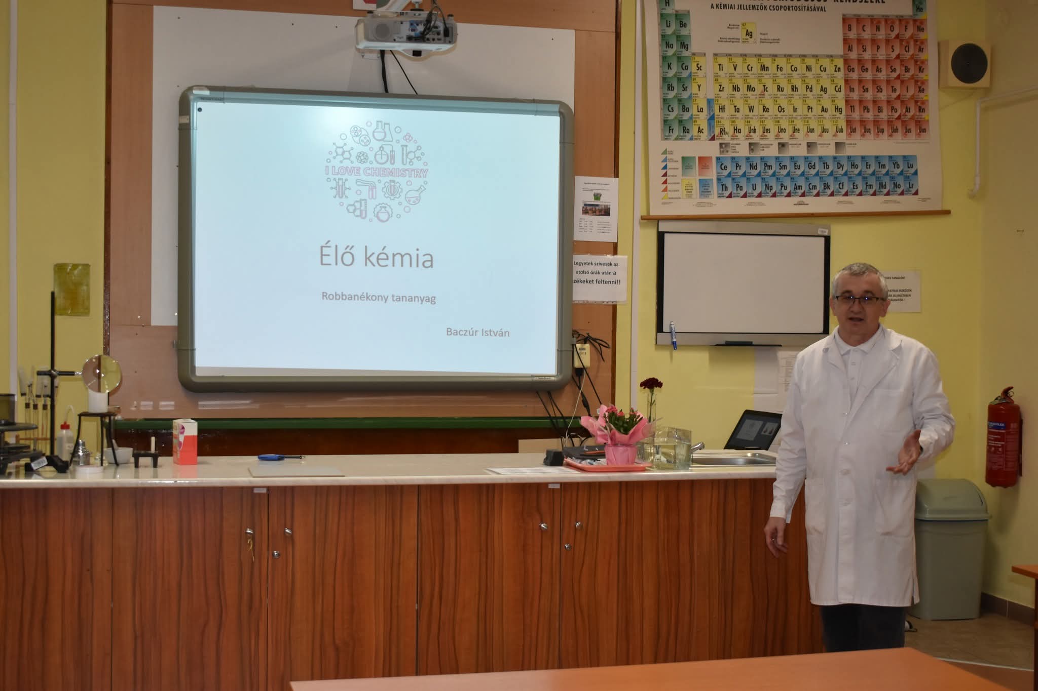 Robbanékony tananyag és telt ház a Hajnóczy első felnőtt kémia-matinéján