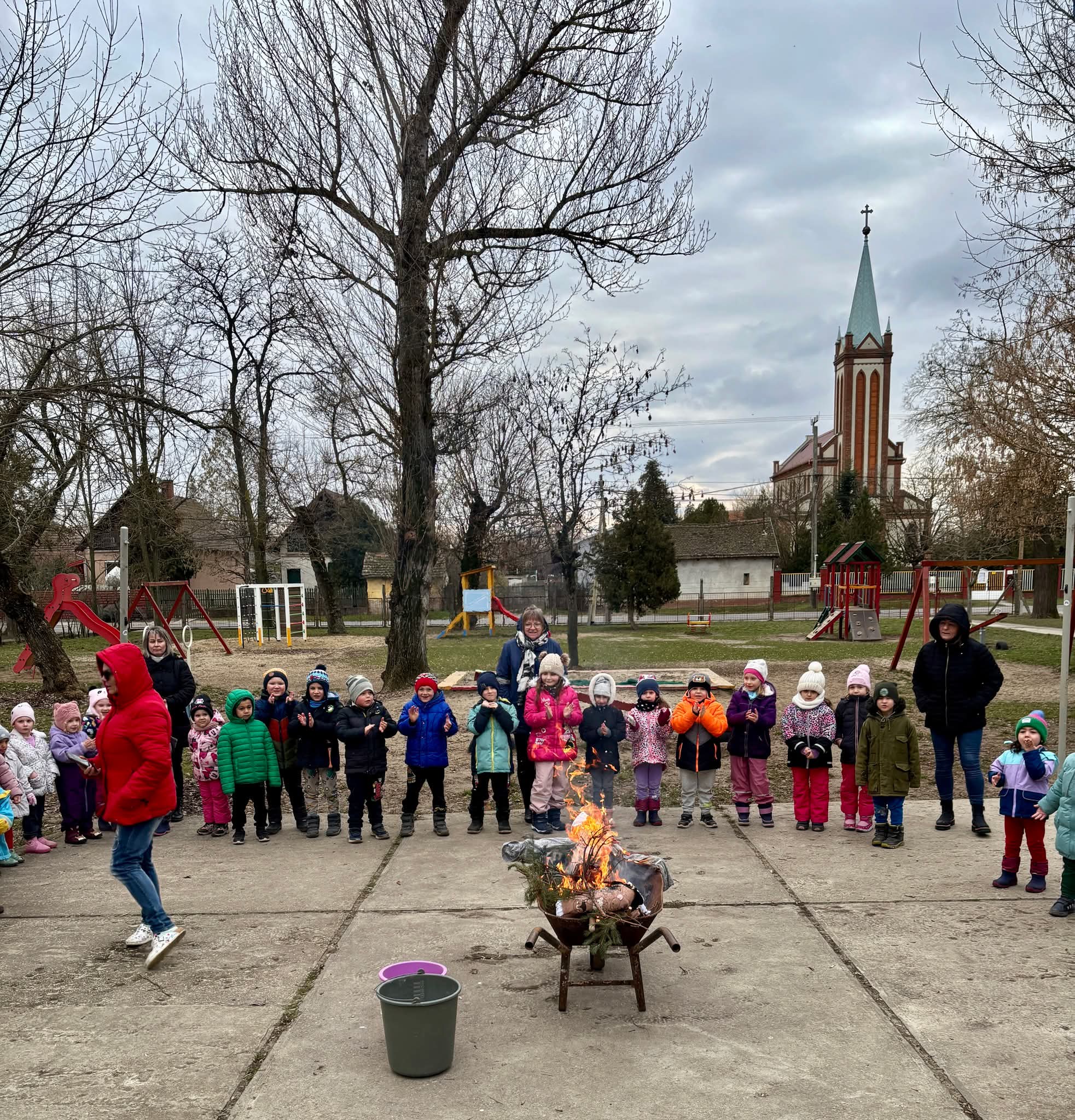 Kiszebábbal és zajos énekszóval űzték a telet a homoki ovisok