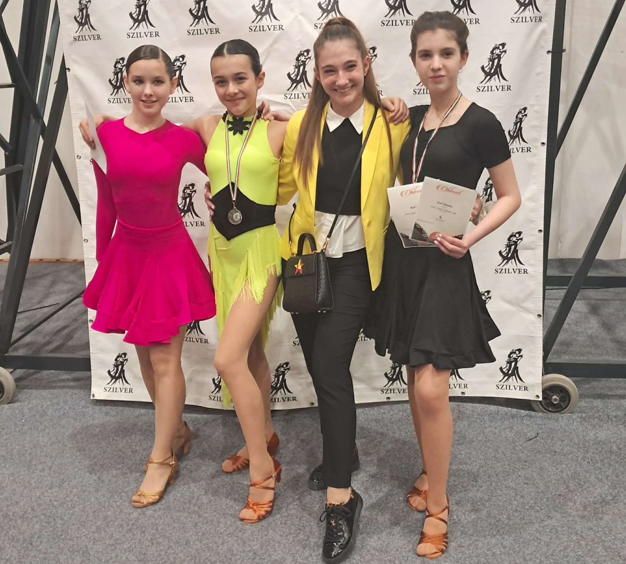 Aranyeső a parketten: Világkupa-győzelmeket és területi bajnoki címeket hoztak a SZILVER táncosai